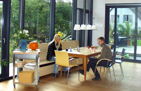 Anbau Naturhaus mit Glasfront an ein denkmalgeschütztes Gebäude